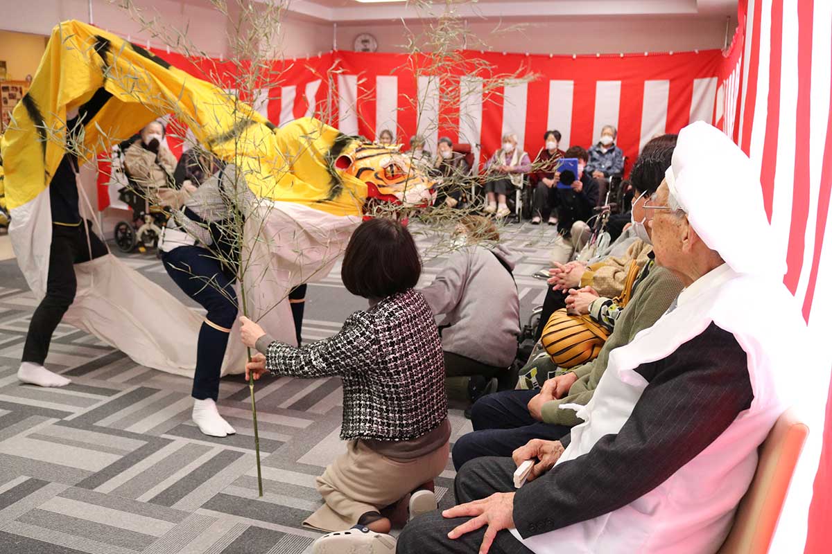 施設職員が虎舞を披露し祝いムードを盛り上げる