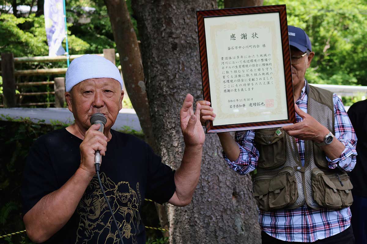 昨年11月に贈られた県知事感謝状を披露する中小川町内会の佐々木正雪会長（左）